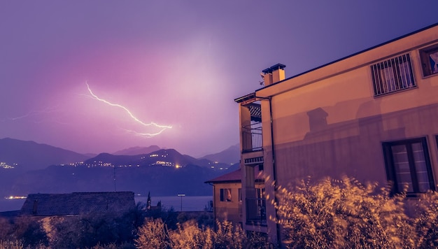 Onweer in de nacht Bliksem in de lucht buurt Italië