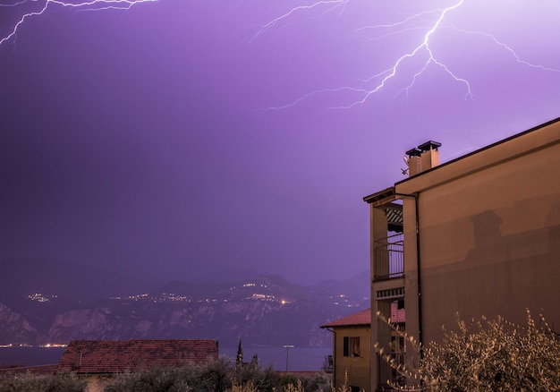 Onweer in de nacht Bliksem in de lucht buurt Italië