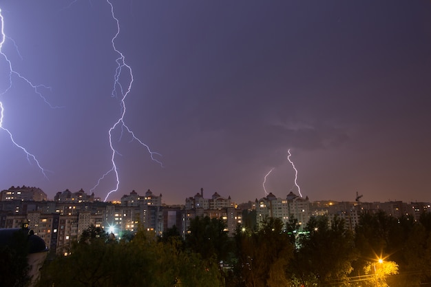 Onweer over de stad