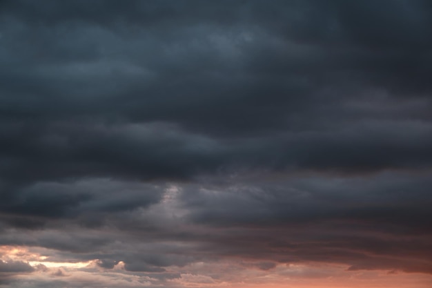 Onweersbui dramatische wolken tijdens avondzonsondergang