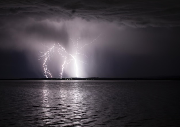 Onweersbui 's nachts in het meer