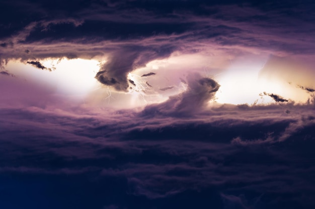 Onweersbuien zijn enorme wolken met donder- en bliksemontladingen in de lucht