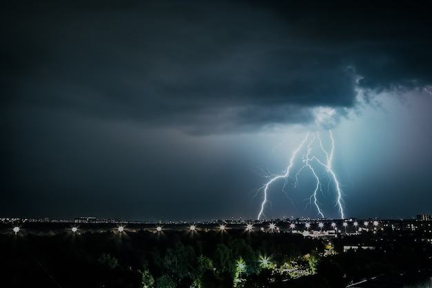 Onweersfront boven de steden bliksem slaat de grond storm