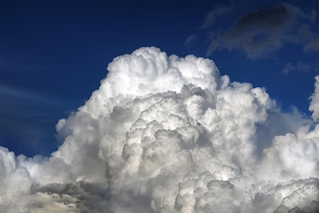 Onweerswolk in een blauwe lucht