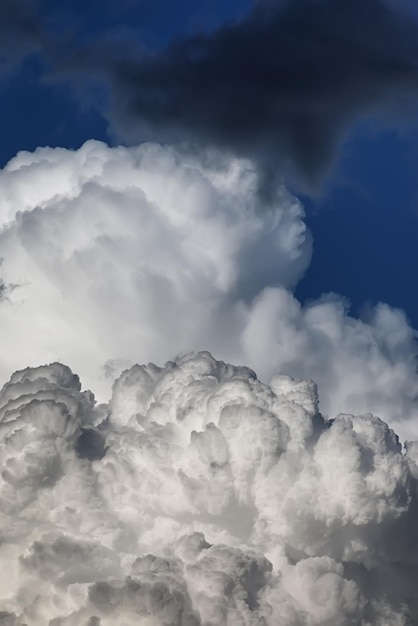 Foto onweerswolk in een blauwe lucht