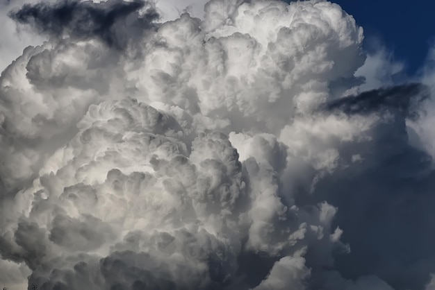 Onweerswolk in een blauwe lucht