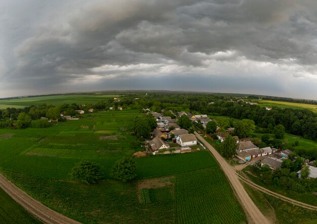 Onweerswolken boven dorpshuizen.