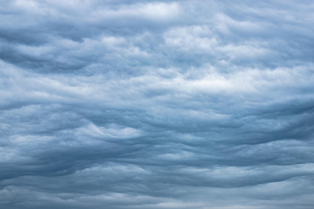 Onweerswolken Boze lucht Somber weer Er komt slecht weer aan Hemelse achtergrond