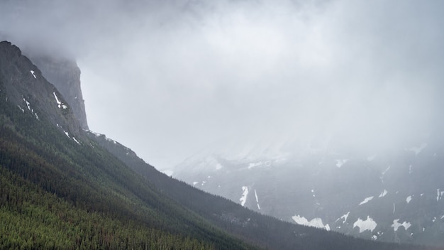 Foto onweerswolken die de alpenvallei binnenrollen, bij upper kananaskis lake, alberta, canada