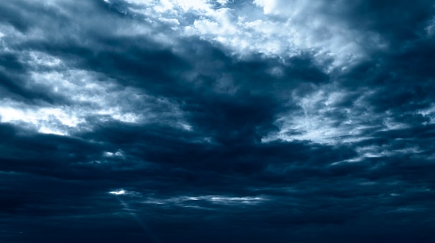 Onweerswolken leiden wolken in de lucht