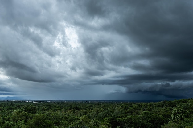 Onweerswolken met de regen Natuur Milieu Donkere enorme wolkenlucht zwarte stormachtige wolk