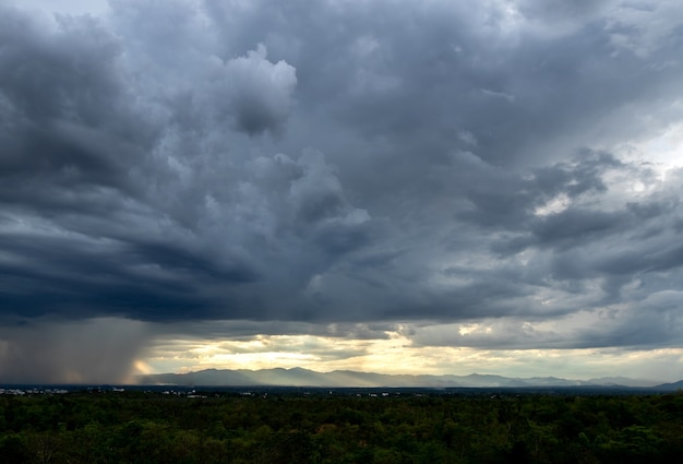 Onweerswolken met de regen. Natuur Milieu Donkere enorme wolkenlucht zwarte stormachtige wolk