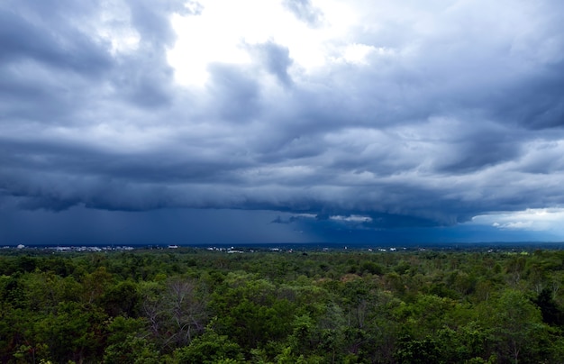 Onweerswolken met de regen. Natuur Milieu Donkere enorme wolkenlucht zwarte stormachtige wolk