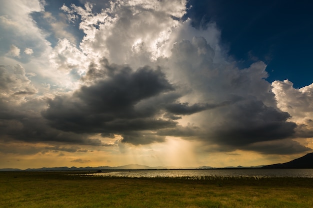 Foto onweerswolken met de regen