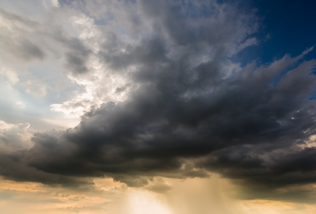 Onweerswolken met de regen