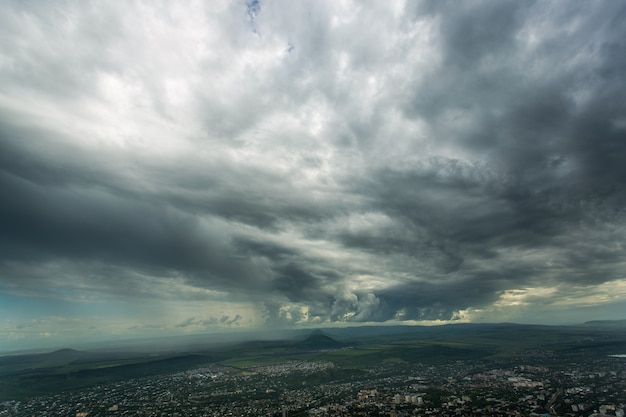 Onweerswolken over de stad