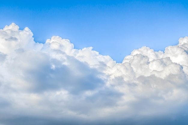 Onweerswolken tegen de blauwe hemel Sjabloon voor behang spanplafonds