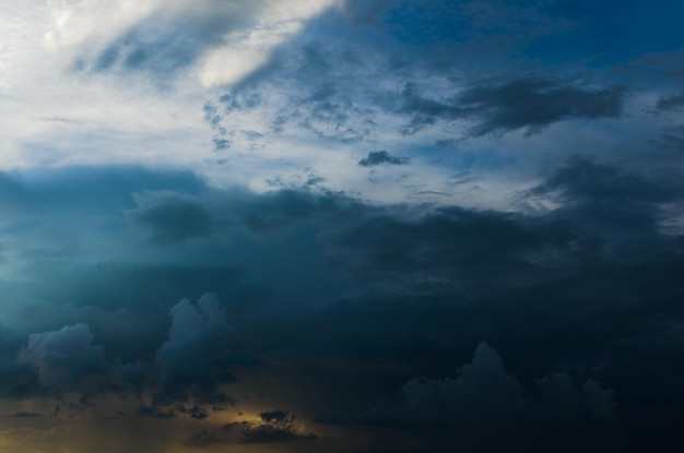 Onweerswolken tegen een helderblauwe lucht