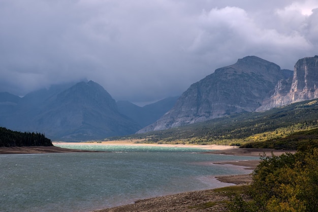 Onweerswolken verzamelen zich boven Lake Sherburne