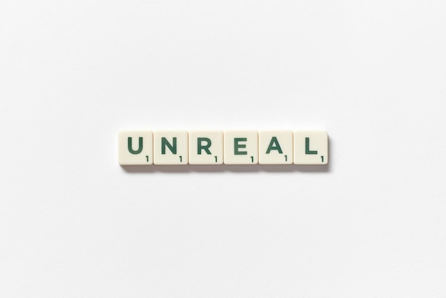 Onwerkelijk gevormd van scrabble-blokken op witte achtergrond