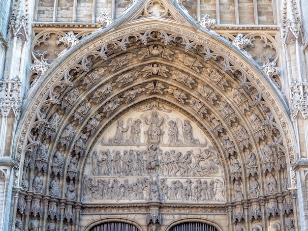 Onze-Lieve-Vrouwekathedraal in Antwerpen België OnzeLieveVrouwekathedraal onder heldere blauwe hemel