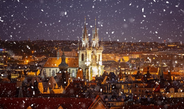 Onze-lieve-vrouwekerk in praag luchtfoto sneeuwt nachtverlichting tsjechië