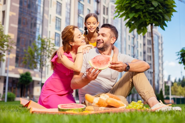 Onze picknick. leuke en gelukkige familie hebben een geweldige tijd op een picknick terwijl ze samen tijd buitenshuis doorbrengen