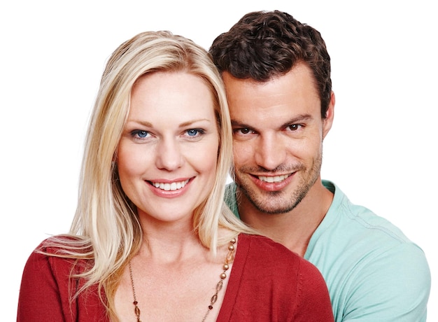 Onze relatie is gebaseerd op vertrouwen een aantrekkelijk stel dat lacht naar de camera tegen een witte achtergrond