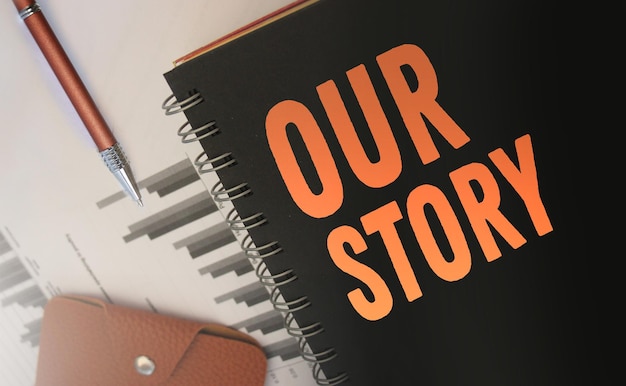 Onze Stroy-woorden geschreven op een omslag van een schrift oranje op zwart Zakelijk verhaalconcept Selectieve focus