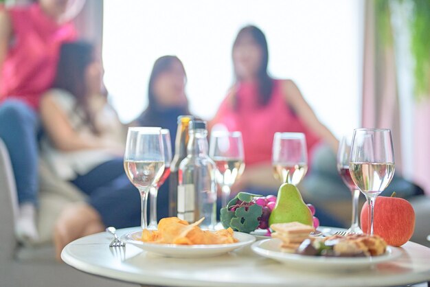 Onze vrouwen relaxen op een thuisfeestje