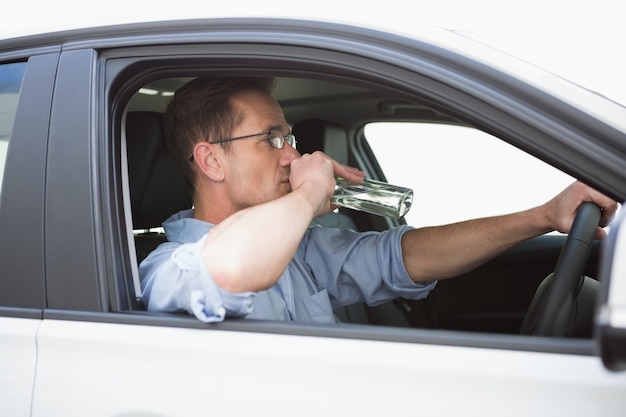 Onzorgvuldige man rijden terwijl dronken