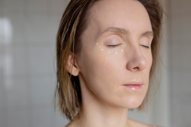 Oog huidverzorging vrouwelijke wellness-routine Portret van de vrouw