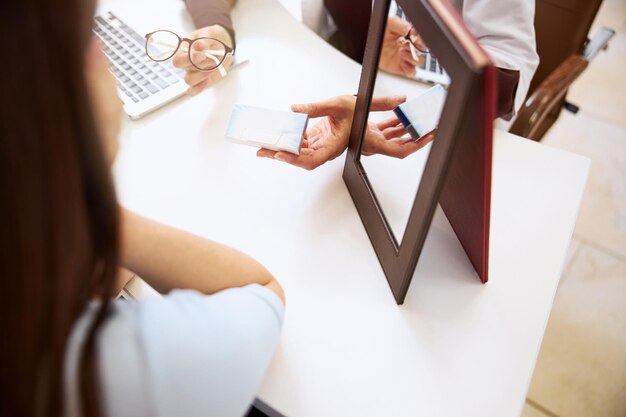 Oogarts die de alternatieven van een bril of contactlenzen aanbiedt