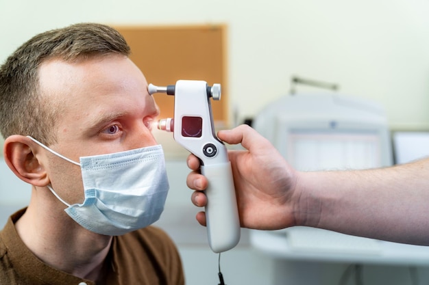 Oogheelkunde ziekenhuis patiënt gezondheidszorg. oogdiagnose in het moderne ziekenhuis.