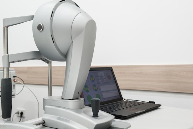 Oogheelkundige scanner. moderne medische apparatuur in het oogziekenhuis. geneeskunde concept