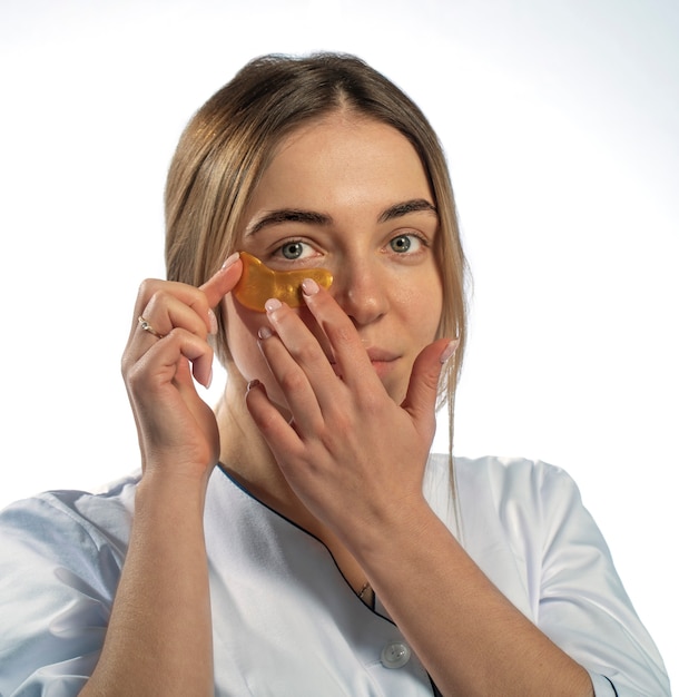 Ooglapje op het gezicht van een jonge vrouw op een lichte achtergrond