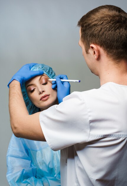 Ooglidcorrectie markup close-up op het gezicht vóór de plastische chirurgie voor het wijzigen van het ooggebied van het gezicht in de medische kliniek