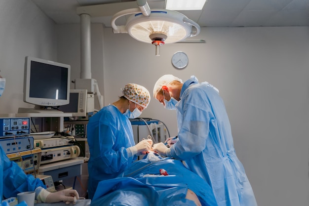 Ooglidcorrectie plastische chirurgie voor het wijzigen van het ooggebied van het gezicht in de medische kliniek