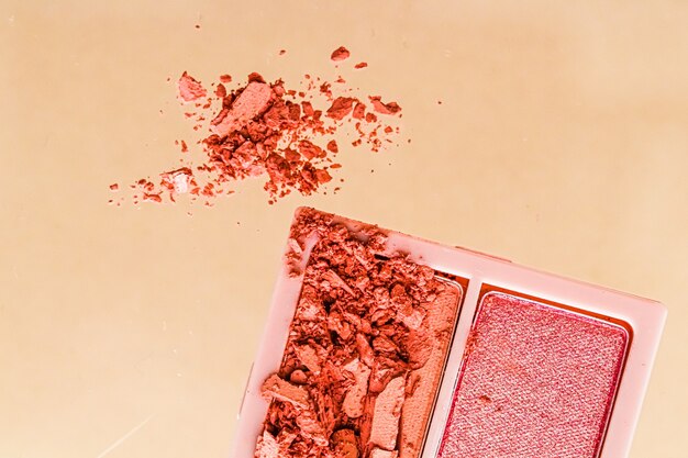 Foto oogschaduw poeder of blush make-up palet als plat lag geïsoleerd op gouden achtergrond schoonheid oogschaduw...