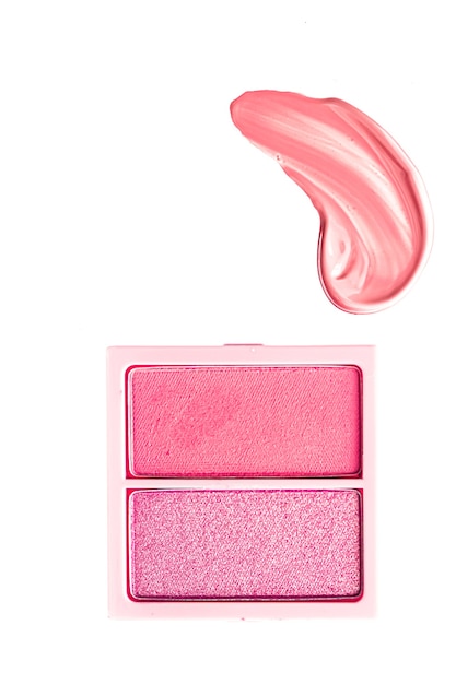 Oogschaduwpoeder of blush-make-uppalet als platliggende roze cosmetische uitstrijkje oogschaduw en lipgloss is ...