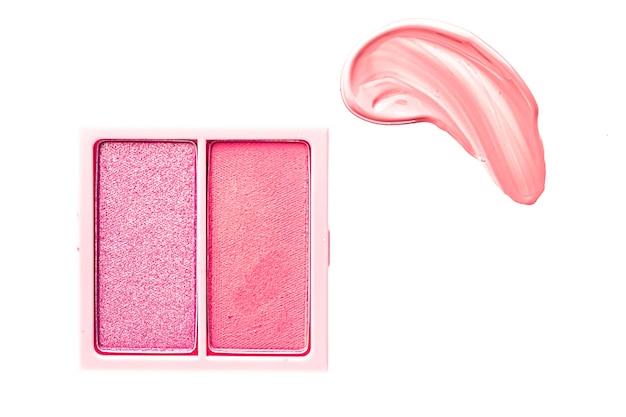 Oogschaduwpoeder of blush-make-uppalet als platliggende roze cosmetische uitstrijkje oogschaduw en lipgloss is ...