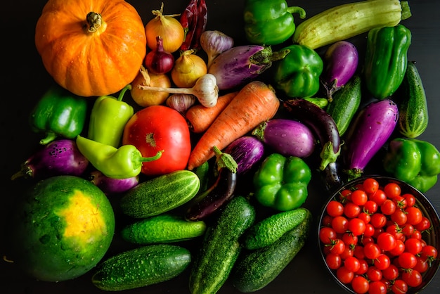 Oogst of Thanksgiving achtergrond met herfst groenten op donkere tafel