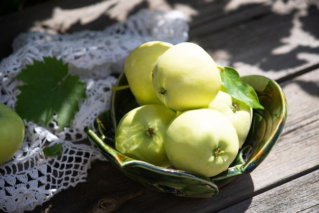 oogst van appels in plaat op houten achtergrond