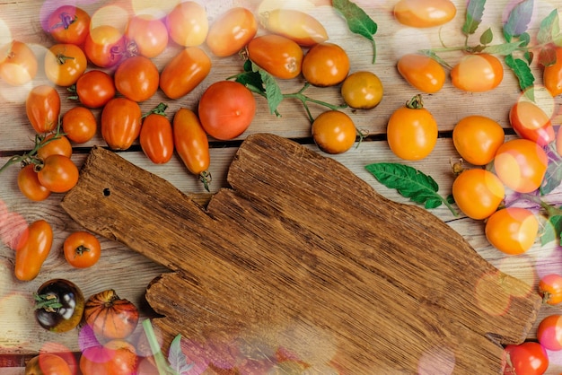 Oogst van gemengde tomaten verschillende kleurrijke tomaten tomaten zijn verschillende variëteiten