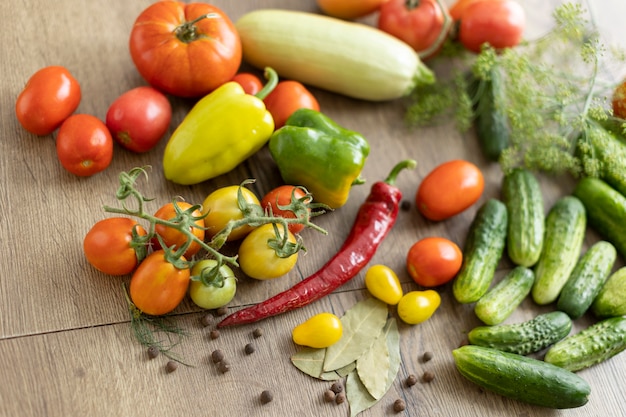 Oogst van groenten op tafel, tomaten, komkommers, paprika's.