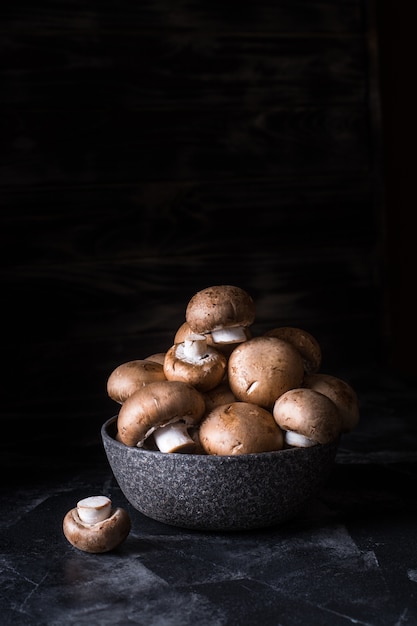 Oogst van paddestoelen in plaat. Selectieve aandacht