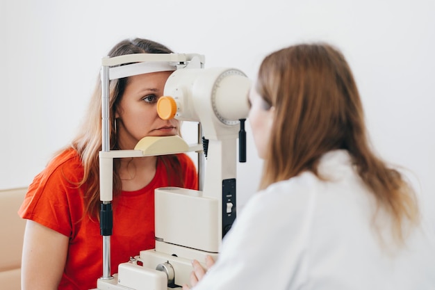 Oogtest voor gezichtsscherpte de patiënt krijgt oogconsultatie foto van hoge kwaliteit