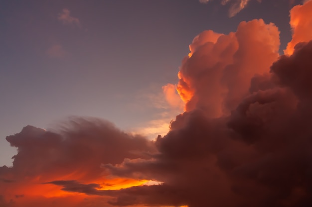 Oogverblindende roze cumulonimbuswolken verlicht door een magisch zonlicht