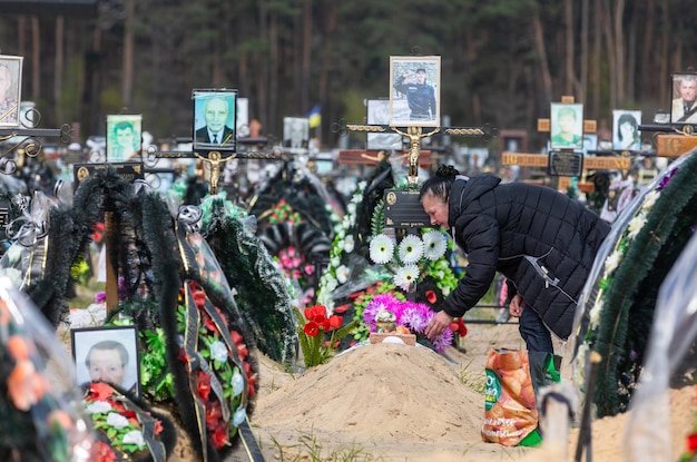 Oorlog in Oekraïne Begraafplaats in Irpen met verse graven