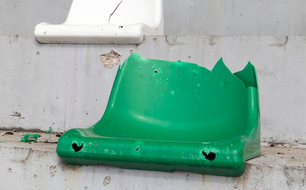 Oorlog in Oekraïne gebroken plastic banken voor fans op het podium in een vernietigd voetbalstadion in een ch